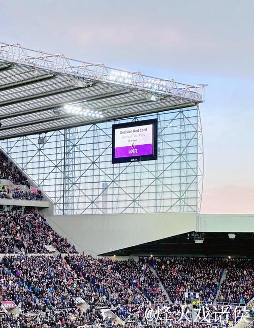 这是纽卡斯尔联队的球迷们抵达光明球场画面 这是纽卡斯尔联队的球迷们抵达光明球场画面