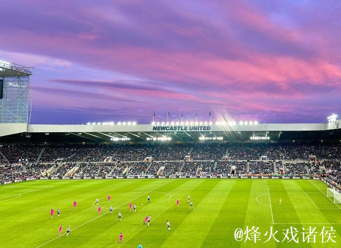 这是纽卡斯尔联队的球迷们抵达光明球场画面 这是纽卡斯尔联队的球迷们抵达光明球场画面